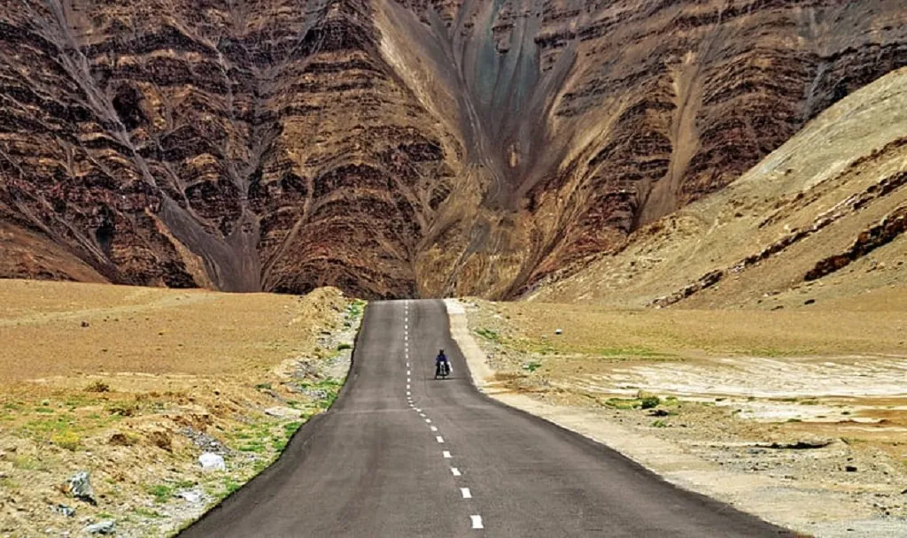 Places to visit in Ladakh - Magnetic Hill