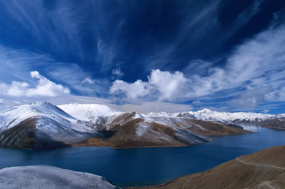 Pankang Teng Tso Lake with reflection of clouds